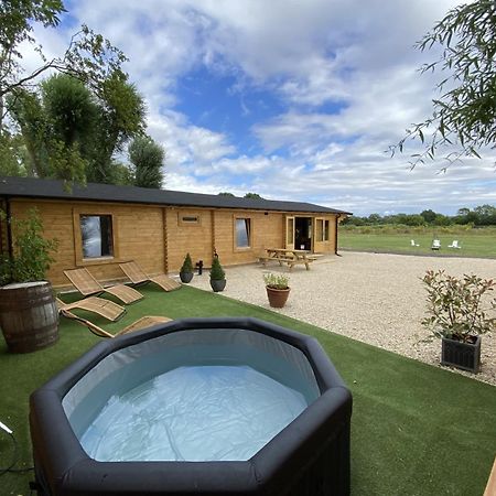Inviting 3-Bedroom Lodge In Ashton Under Hill อีฟแชม ภายนอก รูปภาพ