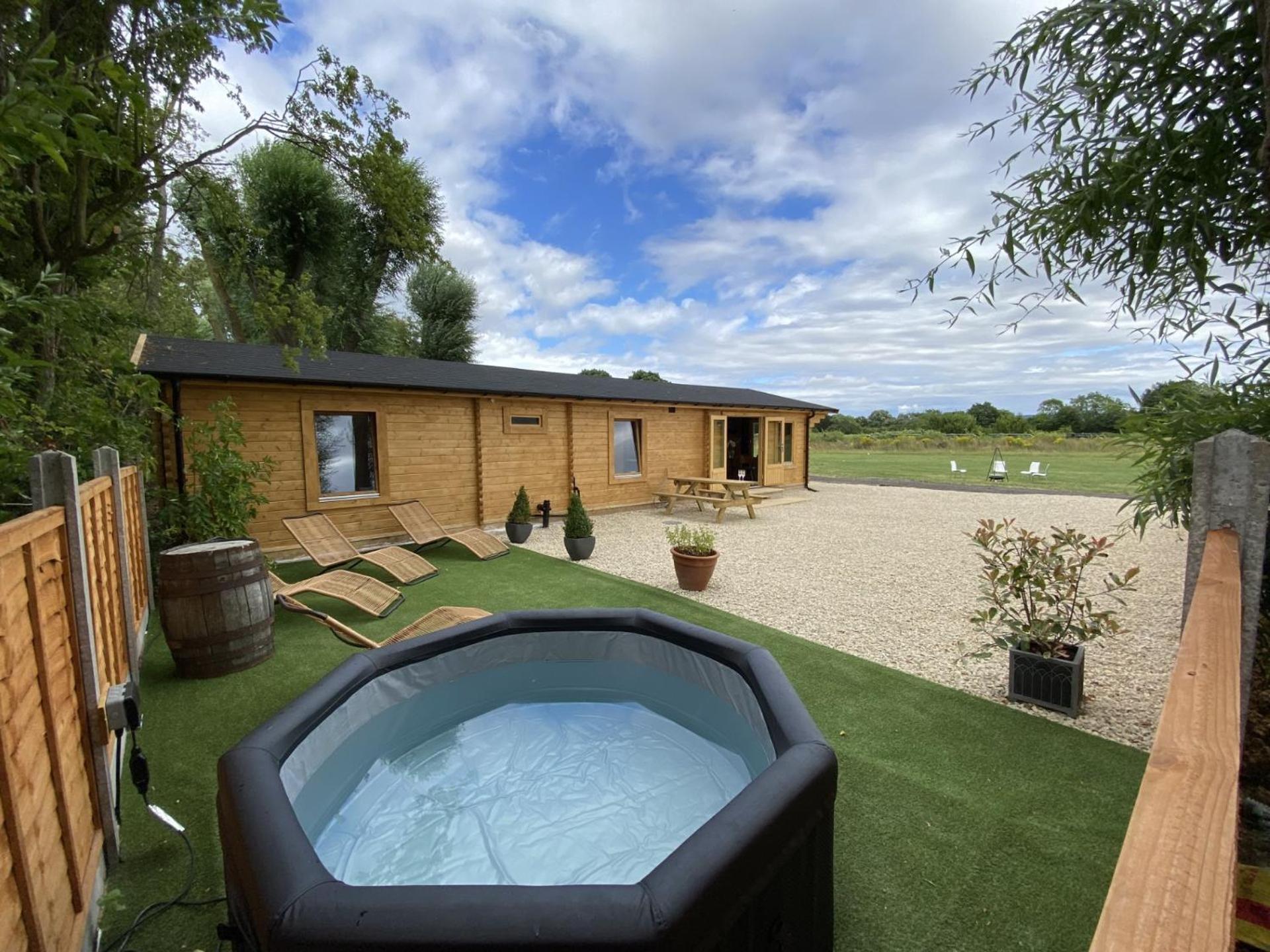 Inviting 3-Bedroom Lodge In Ashton Under Hill อีฟแชม ภายนอก รูปภาพ